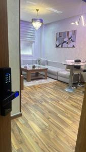 ein Wohnzimmer mit Sofa und Tisch in der Unterkunft Wood-Finish Home Pool Premium Bedding Self-Check in 7 Min from Marina in Agadir