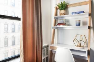 Η βιβλιοθήκη του διαμερίσματος