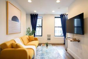 Un televizor și/sau centru de divertisment la 69-5A Celebrate the Season Modern Lower East Side 1BR Apt