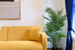 O zonă de relaxare la 69-5A Celebrate the Season Modern Lower East Side 1BR Apt +16 fotografii