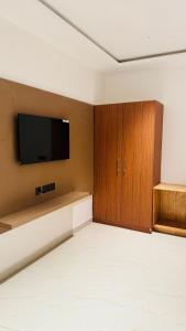 TV a/nebo společenská místnost v ubytování Anantharaa Hotel