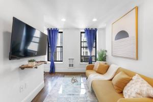 Μια τηλεόραση ή/και κέντρο ψυχαγωγίας στο 69-5B I Stylish Lower East Side 1BR Apt