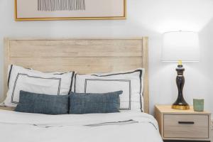 Ένα ή περισσότερα κρεβάτια σε δωμάτιο στο 69-5B I Stylish Lower East Side 1BR Apt