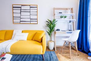 O zonă de relaxare la 69-5C Festive Comfort Brand New 1BR Lower East Side Christmas Ready