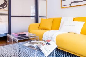 O zonă de relaxare la 69-5C Festive Comfort Brand New 1BR Lower East Side Christmas Ready