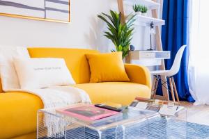 O zonă de relaxare la 69-5C Festive Comfort Brand New 1BR Lower East Side Christmas Ready