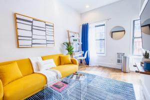 O zonă de relaxare la 69-5C Festive Comfort Brand New 1BR Lower East Side Christmas Ready +29 fotografii