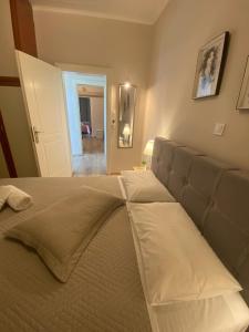Postel nebo postele na pokoji v ubytování SPYROS APARTMENT