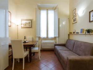 フィレンツェにあるApartments Florence - Alfani Michelangeloのリビングルーム(ソファ、テーブル付)