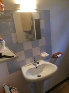 ein Badezimmer mit Waschbecken und Spiegel in der Unterkunft Maison de Vacances in Pradelles-Cabardès + 22 Fotos