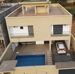 una vista aérea de una casa con un coche aparcado en la entrada en les Résidences Lorenzini, en Yamoussoukro