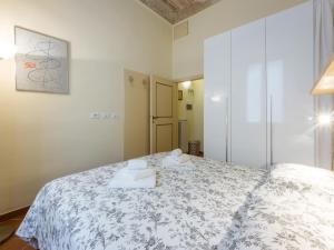 フィレンツェにあるApartments Florence - Alfani Michelangeloのベッドルーム1室(タオル付)