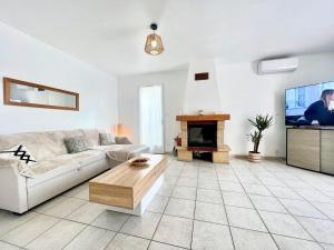 Μια τηλεόραση ή/και κέντρο ψυχαγωγίας στο Villa Soleïa - Jardin, CLIM, 3 chambres, 8 personnes +47 φωτογραφίες