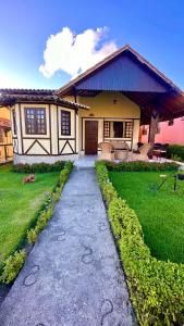 a house with a pathway leading to the front of it at Casa linda e aconchegante in Gravatá