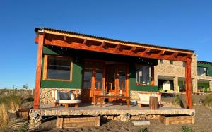 a small green house with a table and chairs at Casona Islas Blancas in Camarones