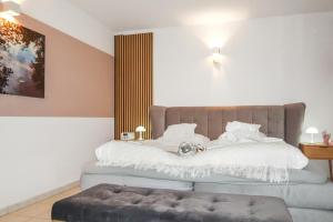 a bedroom with a bed and a ottoman at Homestay - Stilvolle Wohnung in Büdingen in Büdingen