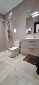 Un baño con inodoro, lavabo y ducha. en les Résidences Lorenzini, en Yamoussoukro 23 fotos más