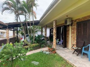 un portico di una casa con cortile di Casa família com piscina a Garopaba