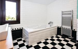 Kúpeľňa v ubytovaní 6 Bedroom Beautiful Home In Elviria