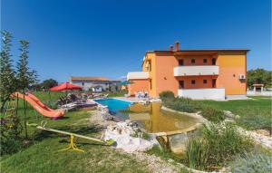 podwórko z basenem, budynek i dom w obiekcie 6 Bedroom Amazing Home In Bratulici w mieście Hreljići