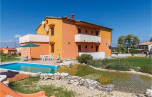 dom z basenem przed nim w obiekcie 6 Bedroom Amazing Home In Bratulici w mieście Hreljići