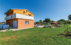 Ogród w obiekcie 6 Bedroom Amazing Home In Bratulici