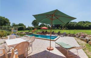 Basen w obiekcie 6 Bedroom Amazing Home In Bratulici lub w pobliżu