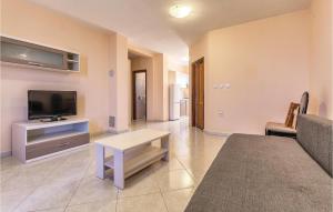 Telewizja i/lub zestaw kina domowego w obiekcie 6 Bedroom Amazing Home In Bratulici