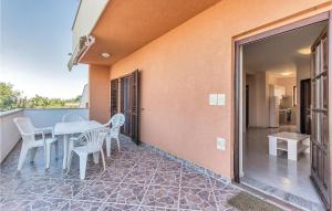 Balkon lub taras w obiekcie 6 Bedroom Amazing Home In Bratulici