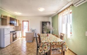 Kuchnia lub aneks kuchenny w obiekcie 6 Bedroom Amazing Home In Bratulici