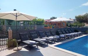 Bazén v ubytování Holiday Home Kapelica V nebo v jeho okolí