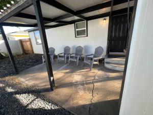 Adorable 2 BD 1 BTH Home Minutes Away from Gonzaga的休息区