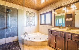 A bathroom at Beautiful Home In Sant Miquel Daro