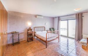 A bed or beds in a room at Beautiful Home In Sant Miquel Daro