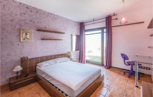 A bed or beds in a room at Beautiful Home In Sant Miquel Daro