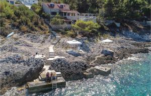 eine Gruppe von Menschen, die am Strand in der Nähe des Wassers stehen in der Unterkunft Gorgeous Home In Prigradica With Wifi in Prigradica