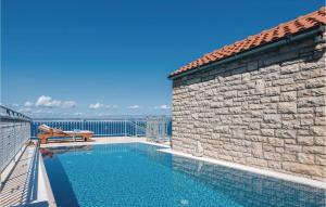 Der Swimmingpool an oder in der Nähe von Gorgeous Home In Prigradica With Wifi