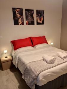 Un dormitorio con una cama con dos toallas encima. en Sleep & Fly BGY Airport-Station-Center, en Bérgamo