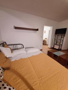 Ένα ή περισσότερα κρεβάτια σε δωμάτιο στο Peaceful apartment with beautiful sea view