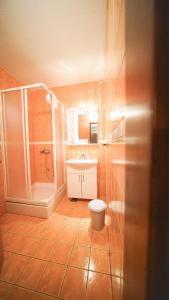 Phòng tắm tại Hotel Damar family room