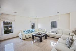 Et opholdsområde på Leana Front Line Villa