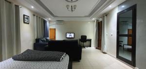 Μια τηλεόραση ή/και κέντρο ψυχαγωγίας στο RESIDENCE ADSL Studio Orange +2 φωτογραφίες