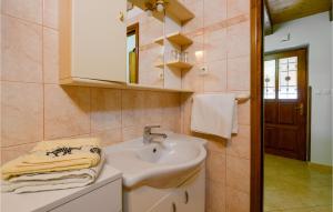 Kúpeľňa v ubytovaní Nice Home In Mandalencici With Kitchen