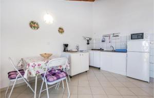 Kuchyňa alebo kuchynka v ubytovaní Nice Apartment In Rab With Kitchen