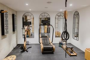 a gym with two treadmills and a treadmill at MiFlow Hotel Villas & Suites in Miami Platja