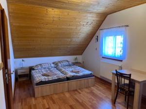 Postel nebo postele na pokoji v ubytování Chalupa v Hatích