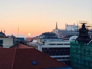 Pohľad na východ alebo západ slnka z apartmánu alebo blízkeho okolia