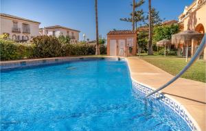 una piscina en un patio con una casa en Apartment In La Cala De Mijas, en La Cala de Mijas 9 fotos más
