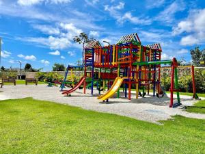 Kawasan permainan kanak-kanak di Tropical Dream, 2 Hab, 2 Baños, Terraza, Piscina, WiFi de Alta Velocidad Gratis