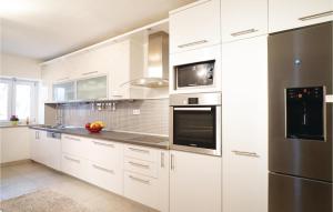 Gallery image of Three-Bedroom Holiday Home In Zmijavci in Zmijavci